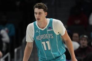 不怵切特！新秀卡尔克布伦纳半场2中2拿到8分3板1断1帽