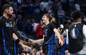 弗拉格在18岁就得到生涯第200分 此前三位做到的分别是詹科麦