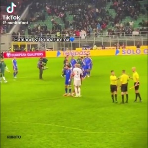意大利无缘直通！哈兰德拥抱安慰队友多纳鲁马后，才加入挪威庆祝