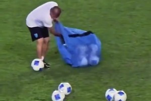 无缘世界杯！危地马拉的装备管理员一边工作一边泪流满面