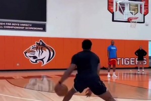 近看米切尔身材真壮实