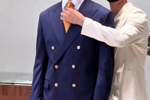 留胡子前拍的！胡桑诺夫好像那个新疆卖羊肉串的成功人士！