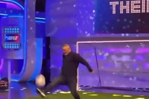 不容易！鲁尼挺着大肚子，在节目中复刻自己经典倒钩