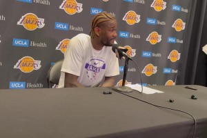 笑死！杨瀚森大帽理查兹，结果被后者踢到了蛋蛋，下来一直捂着