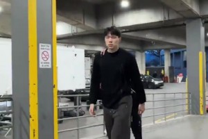 进场依旧单肩小书包杨瀚森剪了新发型，看起来精神多了！！