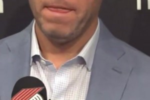 关系真的很好啊！德鲁联赛经典战：科比和哈登开玩笑！