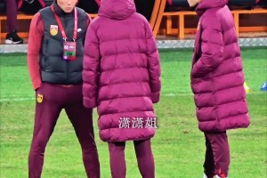 博主实拍：熊猫杯赛前，U22国足新疆两兄弟抓紧时间请教于大宝