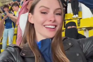 网红小姐姐看到C罗倒钩后难以置信