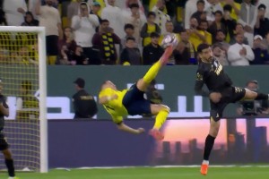 观赏性十足！C罗舒展倒钩破门，40岁依旧能飞啊~