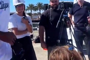 还在长身体？小女孩问小卡现在多高，后者回应：2米01