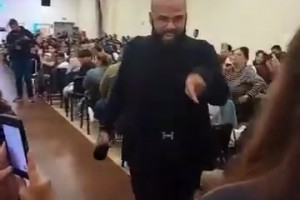 变化太大了！出狱后的阿尔维斯在教堂激情布道