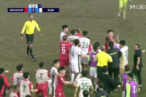 爆发冲突！王刚边线放倒对手+踢人，曹永竞染红罚下