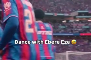 足球精灵！水晶宫夺得足总杯时埃泽的魔性舞蹈~