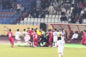 现场视角再看国安冲突：王刚遭对手推搡，曹永竞为其出头使出环抱