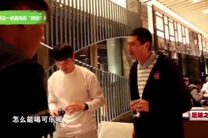 严格要求！邵佳一训队员：职业球员怎么能喝可乐呢？