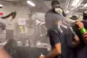 多少湖人球迷怀念？20年园区夺冠后，浓眉等人开香槟庆祝！