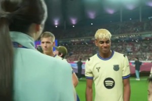 摄影师在亚马尔刚被亲吻后就对他进行拍摄，他当时拼命忍住不笑