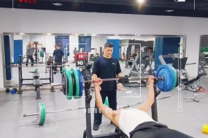 什么水平？退役多年的战神刘玉栋挑战150公斤卧推！