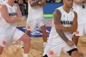 很恩爱啊！昨日赛后，克莱与女友马冬梅手挽手离开球馆