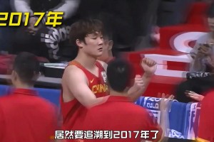 中国男篮大比分落后，队长赵睿在场边面色凝重，一脸无奈