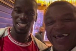 德塞利拍视频宣布博格巴回归，你俩在笑啥呢，有这么开心嘛~