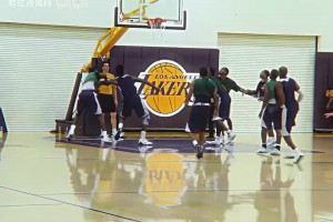 一招一式来自于千锤百炼！科比当训练赛的丝滑进攻技巧！