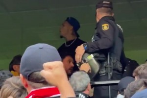 遭竖中指和辱骂！安东尼在看台上与塞维利亚球迷发生冲突！