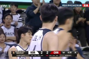 这啥情况？曾凡博三步上篮犹豫后选择不出手，传给队友出现失误！