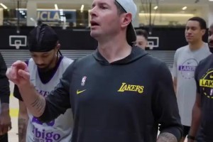 詹姆斯41岁生日！湖人训练馆内推入一个很大的蛋糕，齐唱生日歌