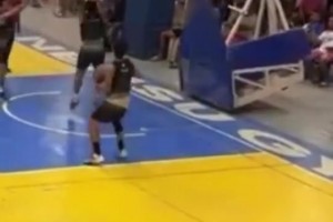 恐怖身体天赋！他2米06摸高3米96！能摸篮板上沿！