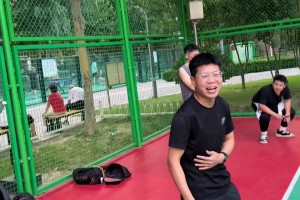 天啊！身高1米75国产高中生 能上演戈登式180抡臂炸扣