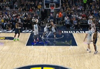 另类3+1！贾雷斯·沃克命中三分同时小桥篮下推倒赫夫送加罚