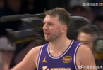 湖人首节28-22领先独行侠